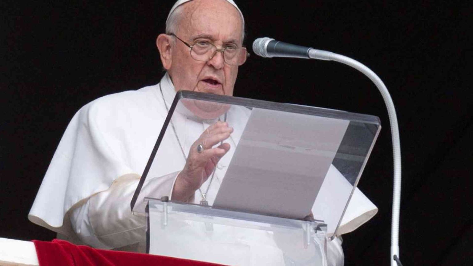 Il Papa: «I santi non sono eroi ma amici fidati». E prega per la pace