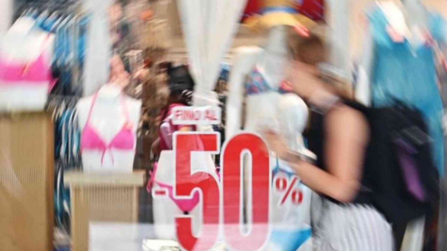 Effetto caldo sui capi invernali: giù le vendite, saldi da rinviare