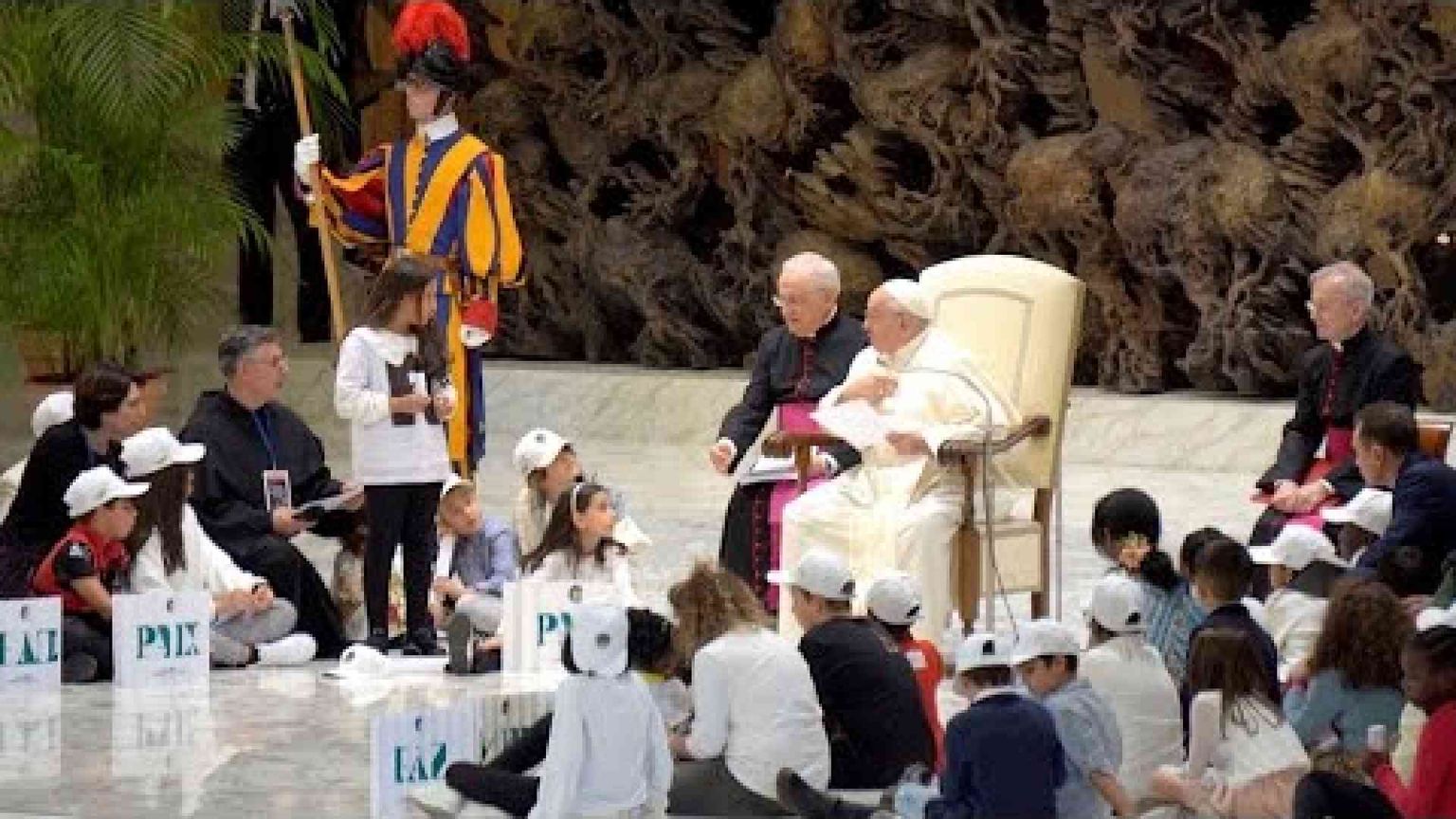Il Papa ai bambini: siate messaggeri di pace, uccidere i piccoli è crudeltà