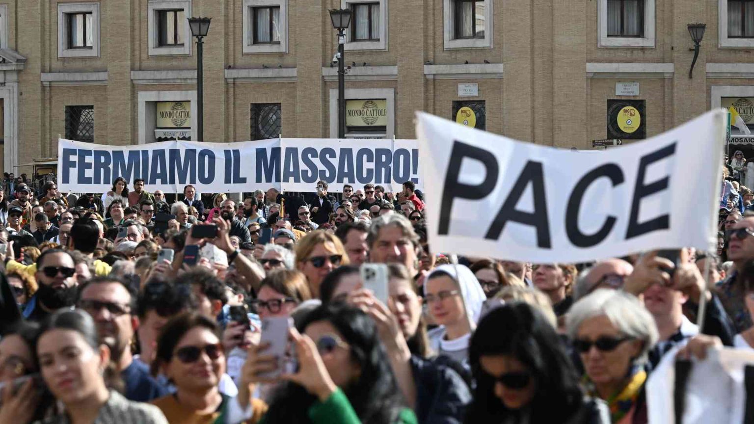 Appello del Papa: «Vi prego di fermarvi in nome di Dio, cessate il fuoco!»