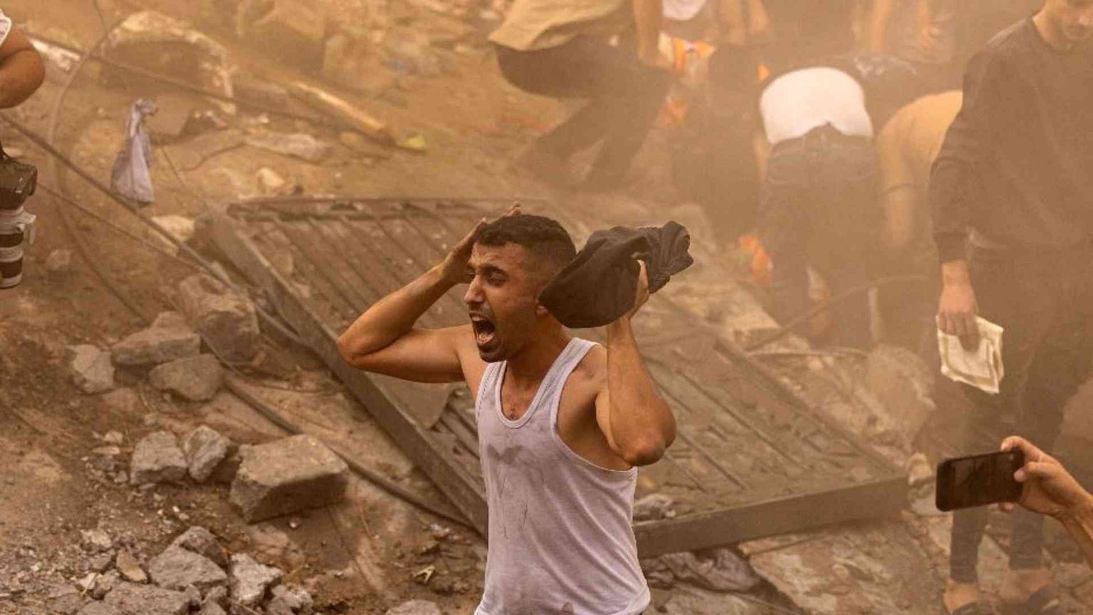 Hamas: «A Gaza superati i 10mila morti». Riapre il valico di Rafah