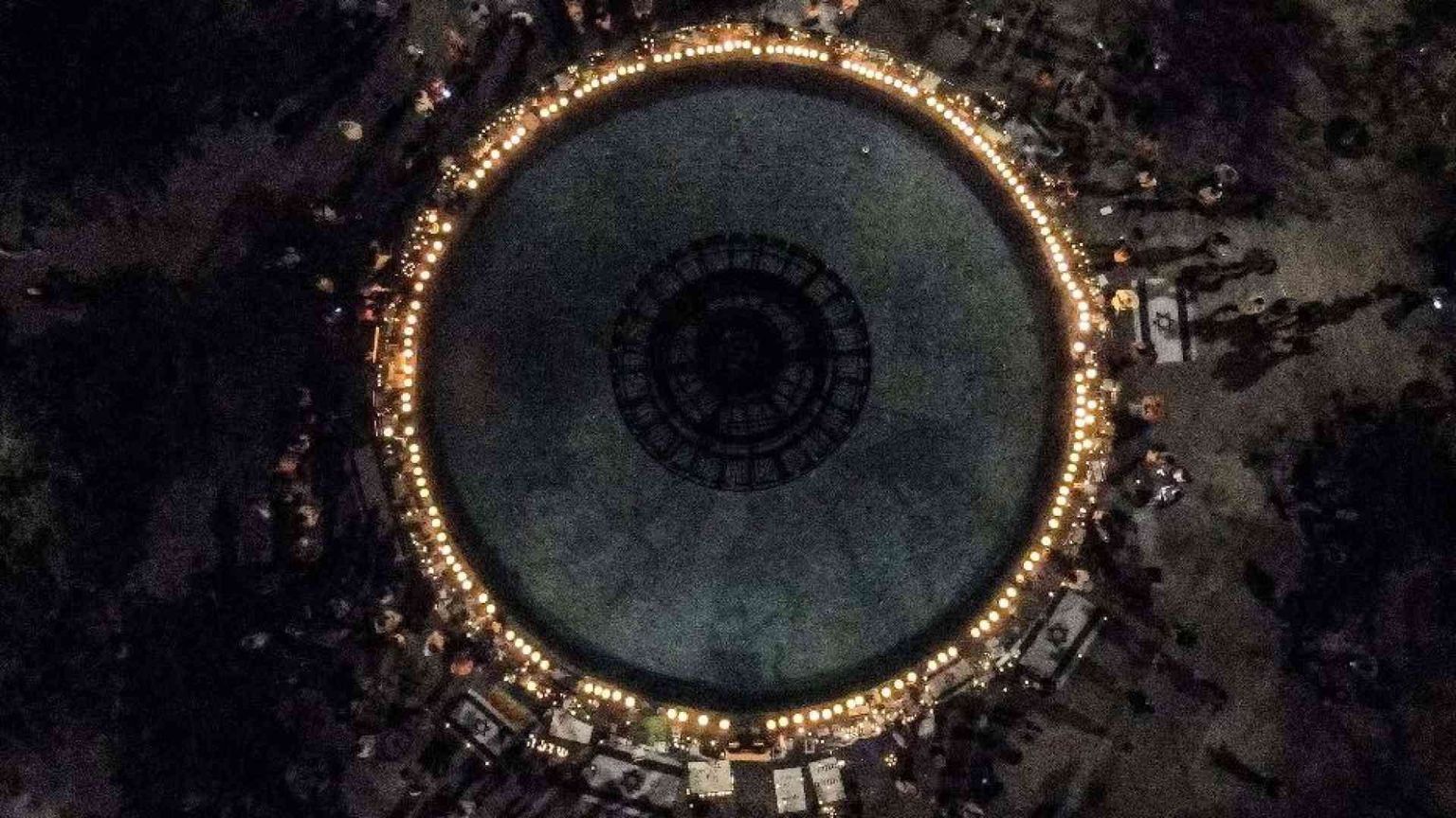 Israele si ferma. E al Muro 1.400 candele illuminano il buio