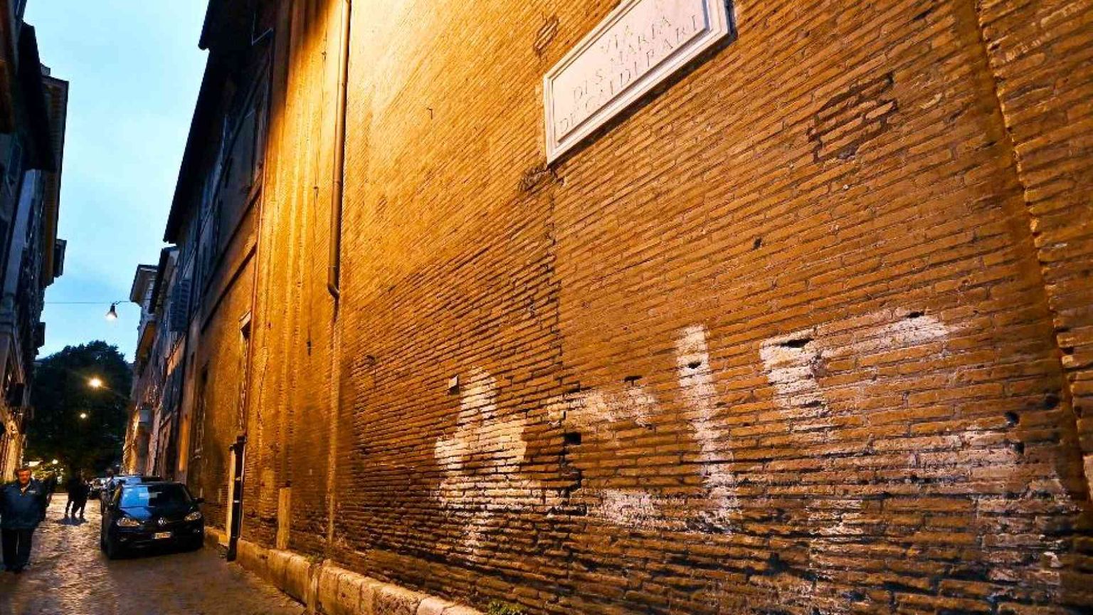 Svastiche sui muri e frasi pro Hitler, Segre dice basta