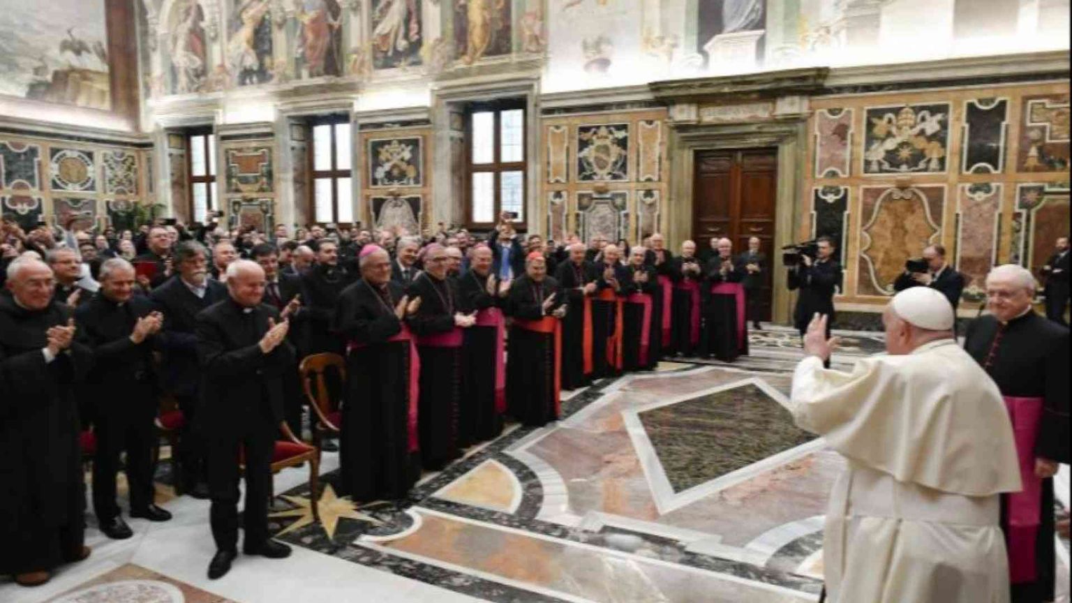 Francesco: il cammino della santità si fa assieme agli altri, non da soli