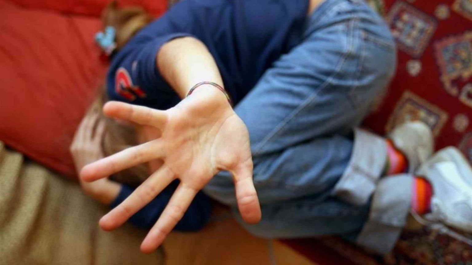 Violenze in crescita, soprattutto in casa. L'allarme di Telefono Azzurro