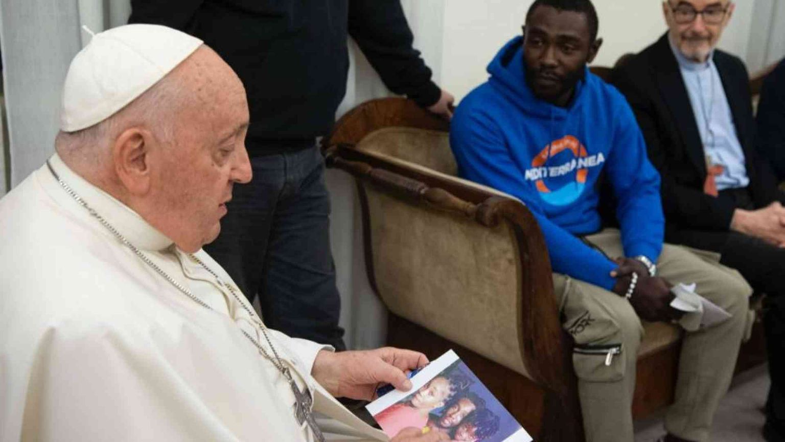Il Papa a Pato, che perse moglie e figlia nel deserto: «Ho pregato per loro»