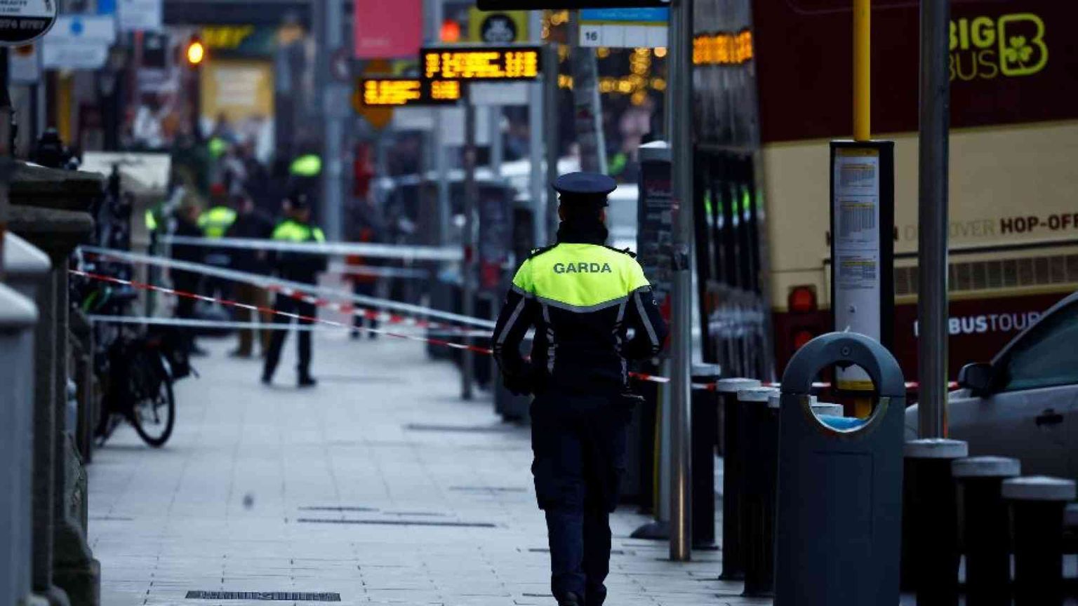 Uomo accoltella tre bambini fuori da una scuola a Dublino