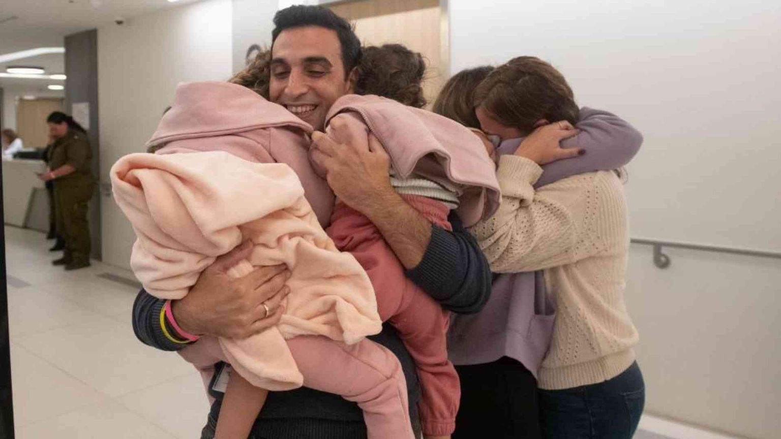 Dopo l'incubo, ecco chi sono i 13 ostaggi israeliani liberati