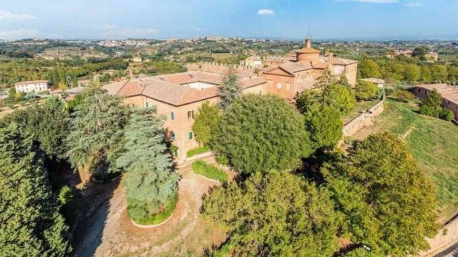 L’abbazia millenaria in vendita in Toscana rischia di diventare un resort