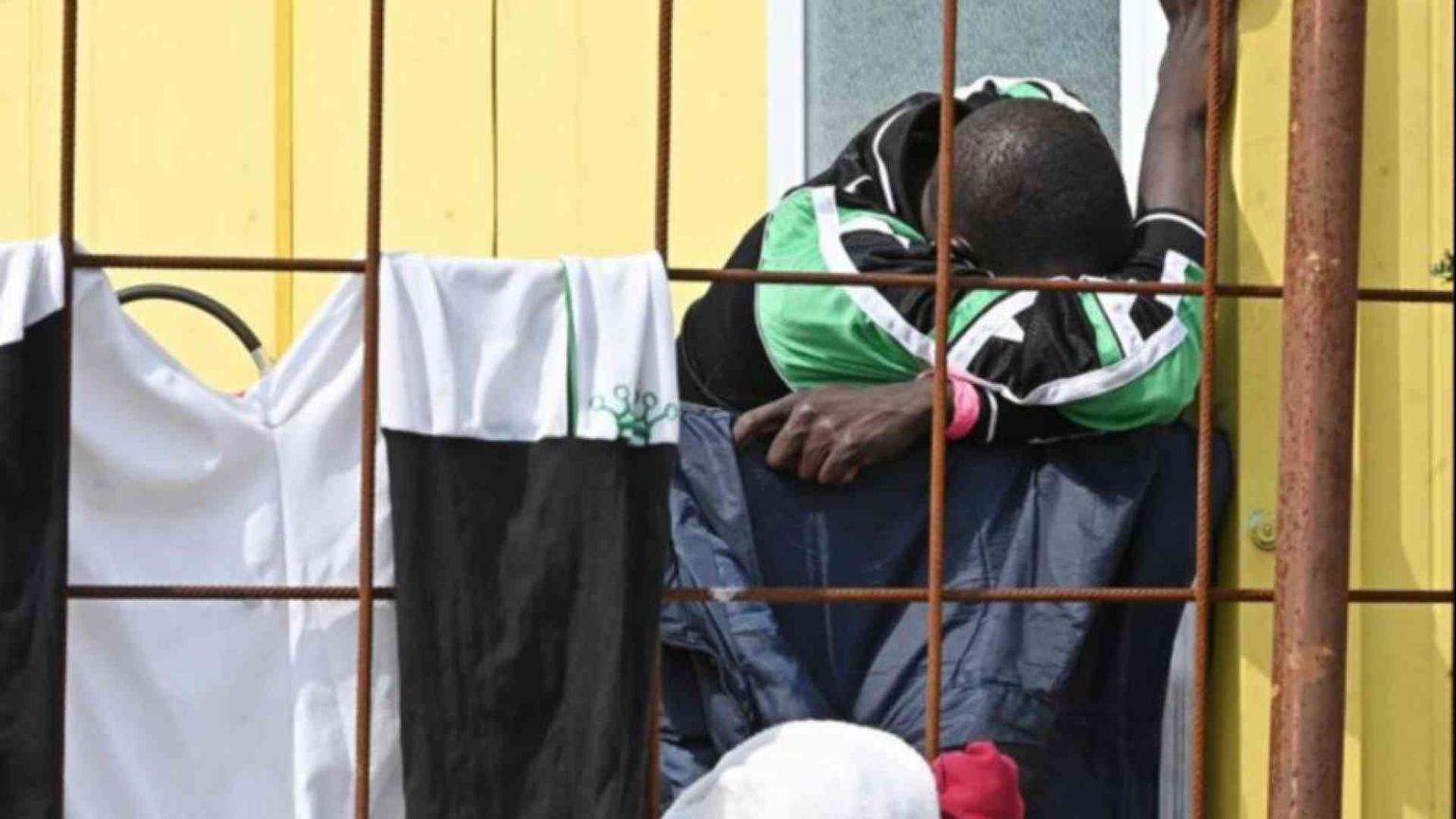 Minori fino a 5 mesi nei centri per adulti. Nuova stretta del governo