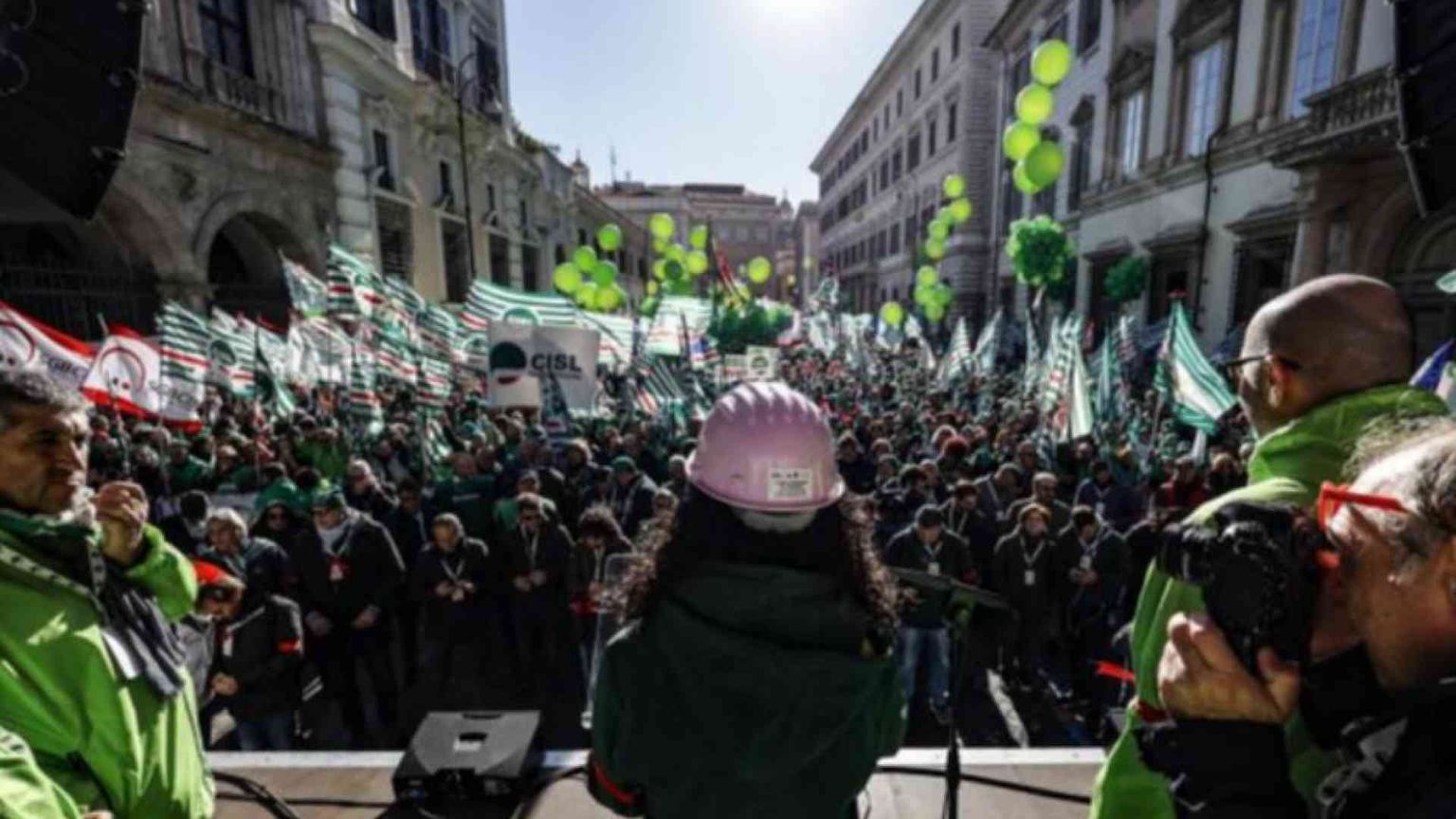 La Cisl in piazza: «Noi responsabili, ma ora risposte sulle pensioni»