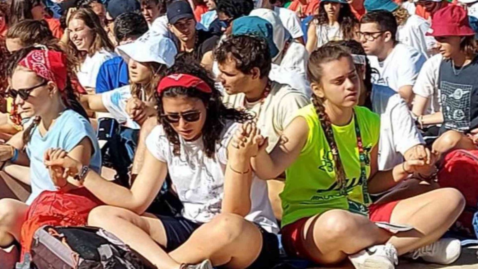 Le voci dei giovani ancora credenti: la fede difficile di “quelli che restano”