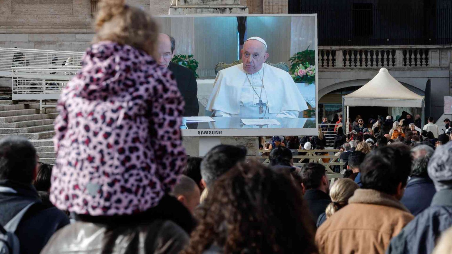 Angelus da Santa Marta, ma il Papa sta meglio