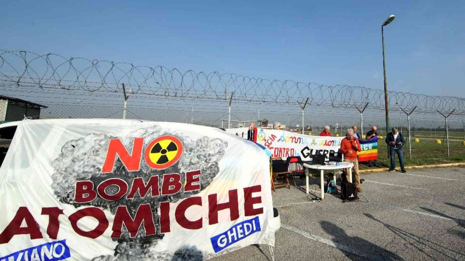 Sale la minaccia nucleare nel mondo in guerra