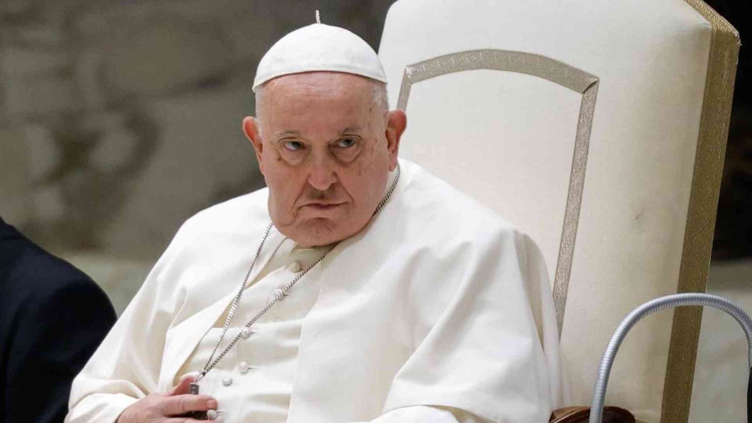 Il bollettino: stazionarie le condizioni di papa Francesco