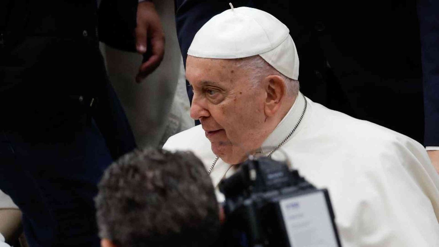 Il Papa: chi fabbrica armi guadagna sulla morte