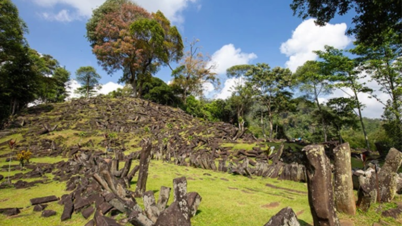 «In Indonesia la piramide più antica». Ma gli studiosi si dividono