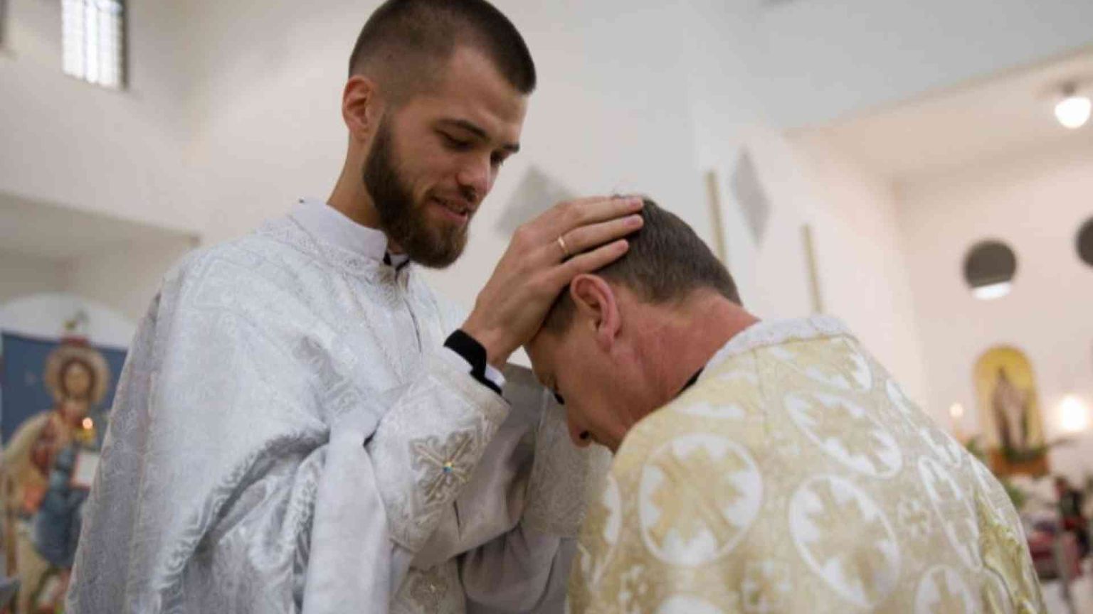 «Io, prete e psicologo, in missione fra famiglie e bimbi con traumi di guerra»