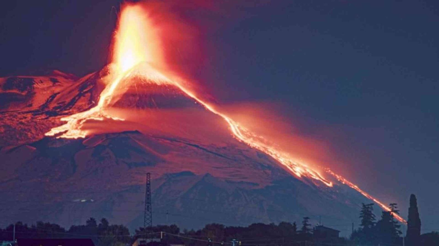 L'Etna dà spettacolo, tutta la Sicilia con il naso (e i telefonini) all'insù