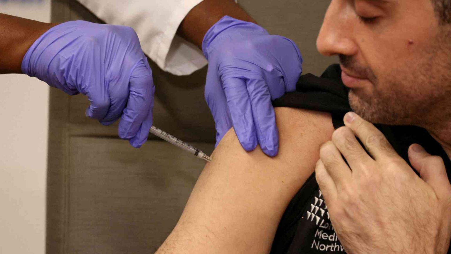 Covid, in quattro settimane casi quasi raddoppiati