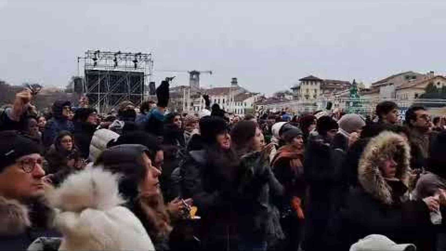 Il momento commovente delle chiavi: perché la folla le ha agitate