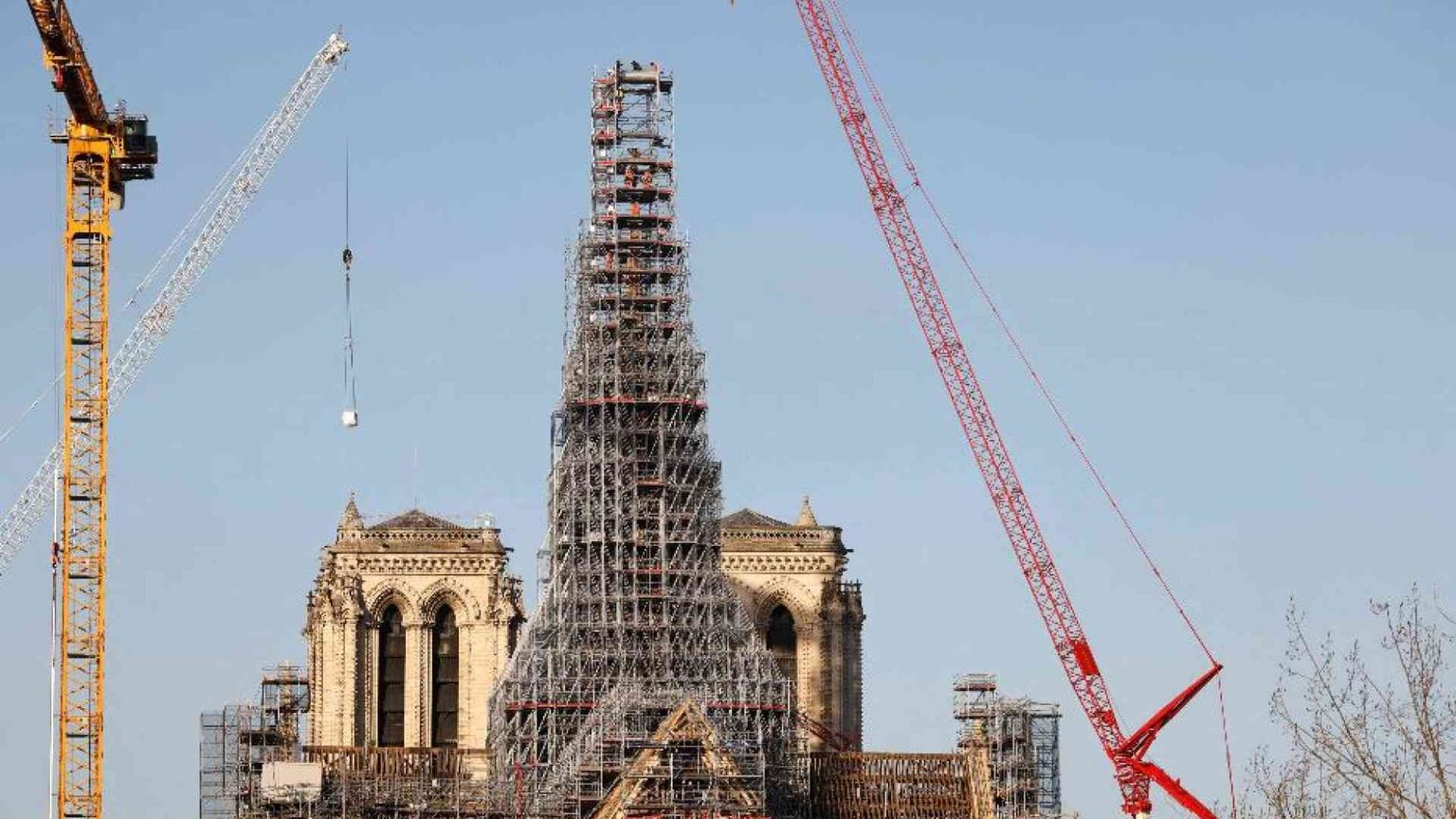 Con la nuova guglia ritorna la croce su Notre-Dame