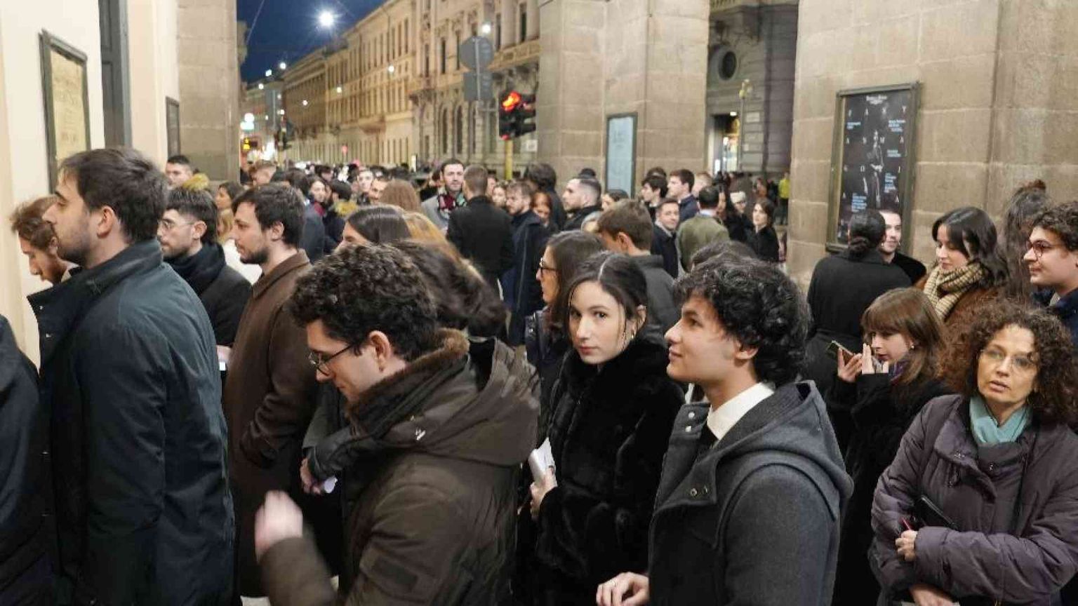 Le notti in coda, la passione dei loggionisti e la prima