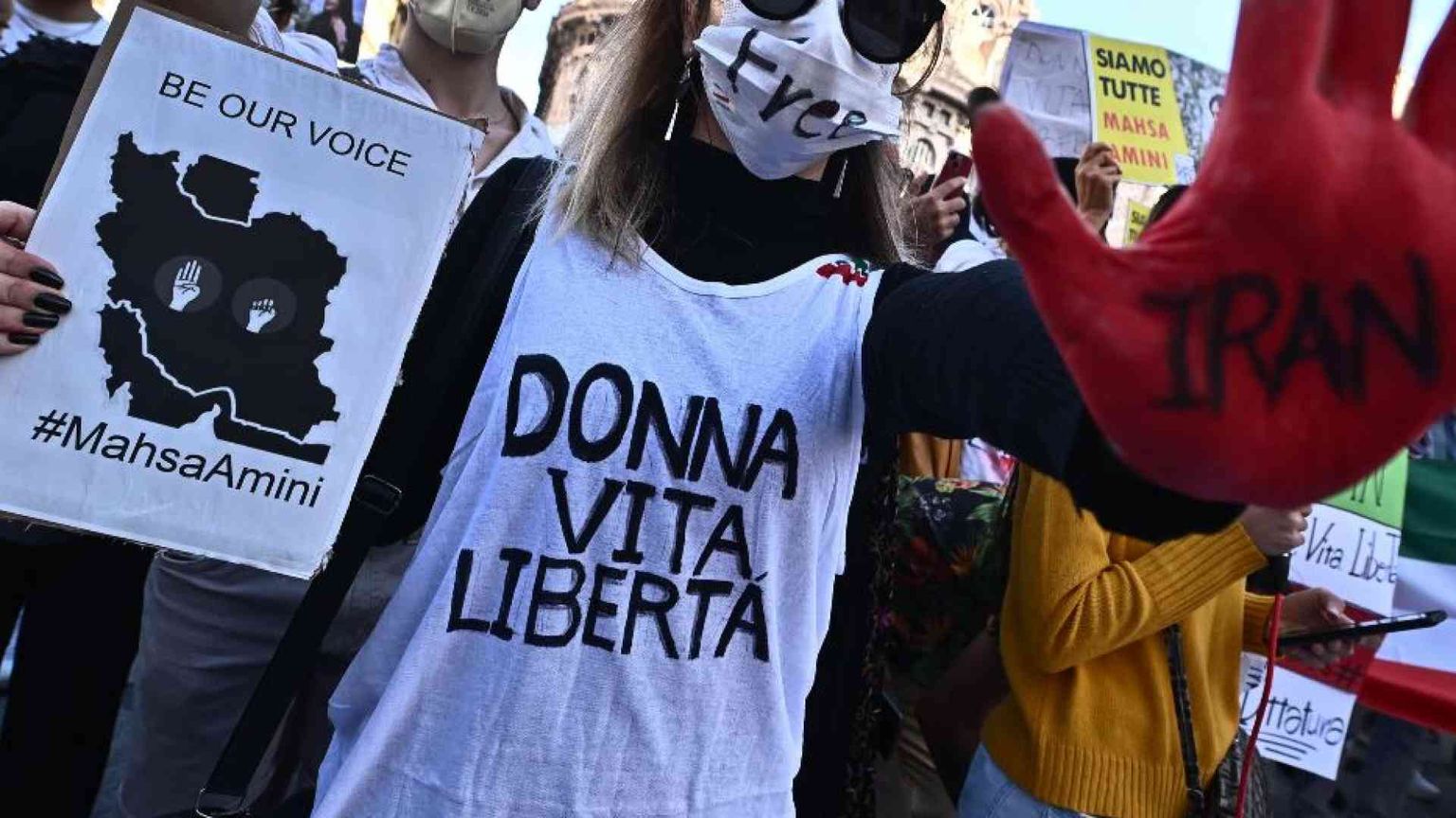 «In Iran stupri e torture dopo le proteste contro il velo»