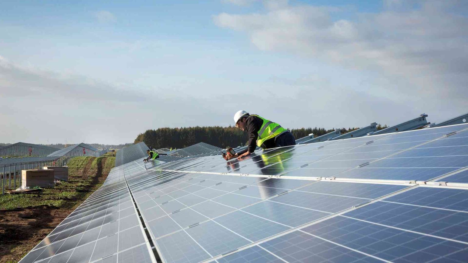 Comunità energetiche: il ministro Pichetto firma il decreto