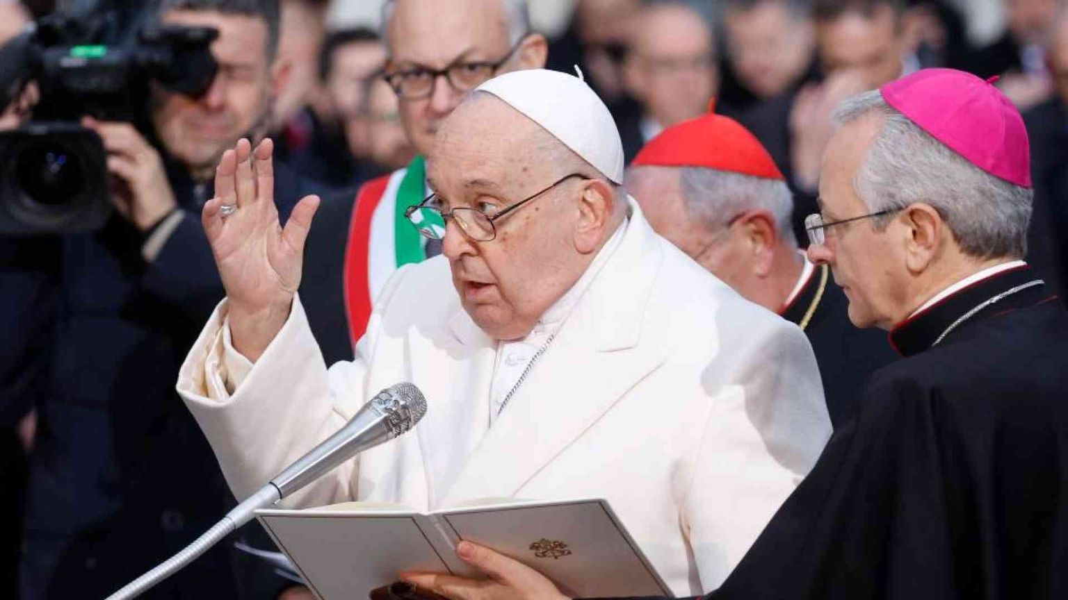 Il Papa prega per la pace e per le donne vittime di violenza