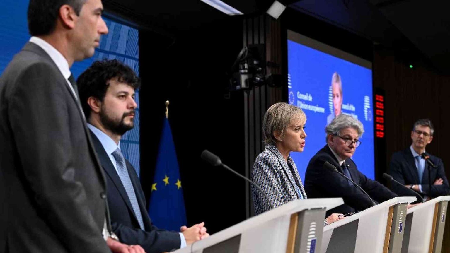 Ue, trovato l'accordo per il AI Act. Cosa prevede la legge