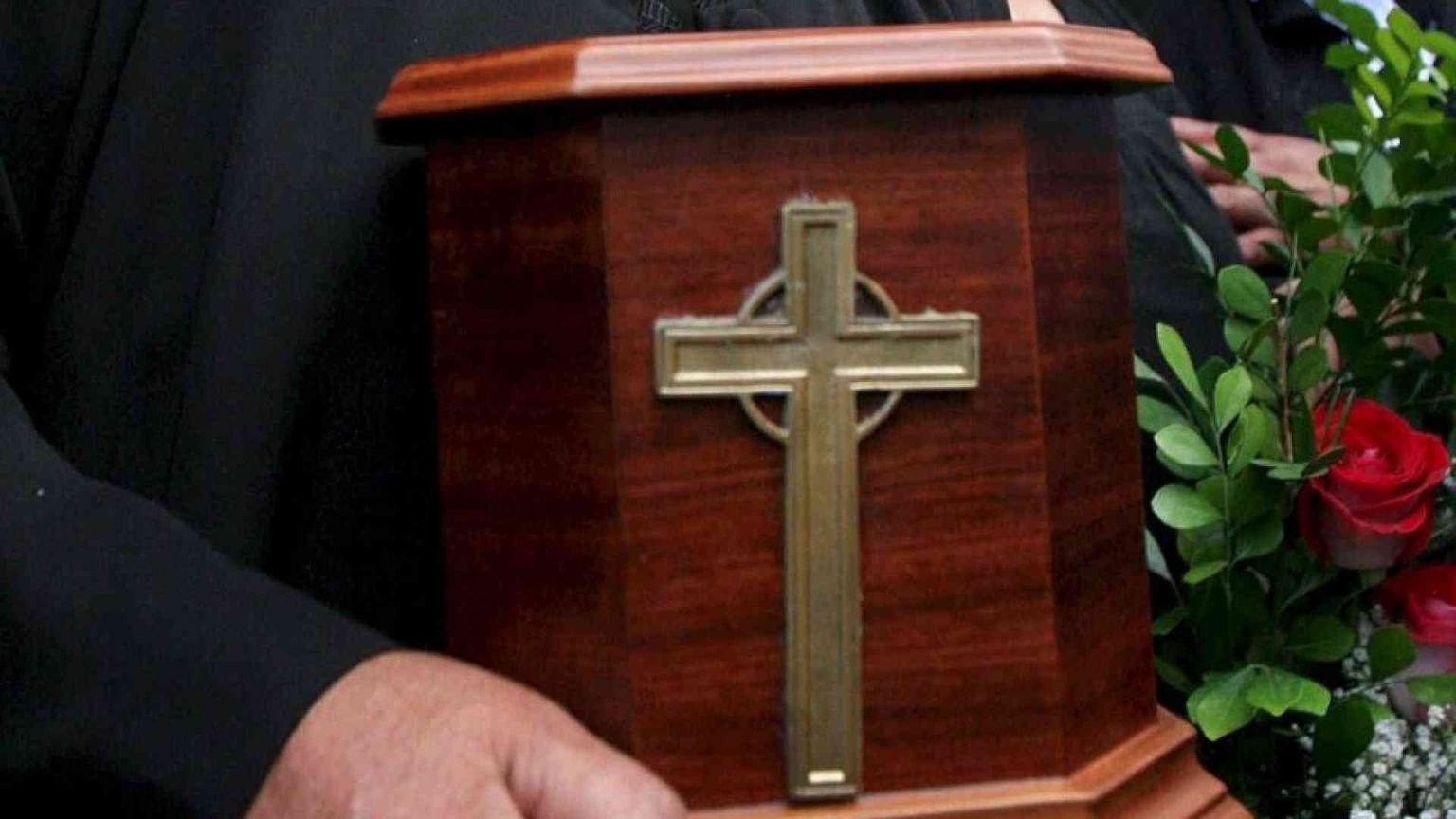 In casa o in luogo sacro: perché le ceneri dei defunti non vanno disperse