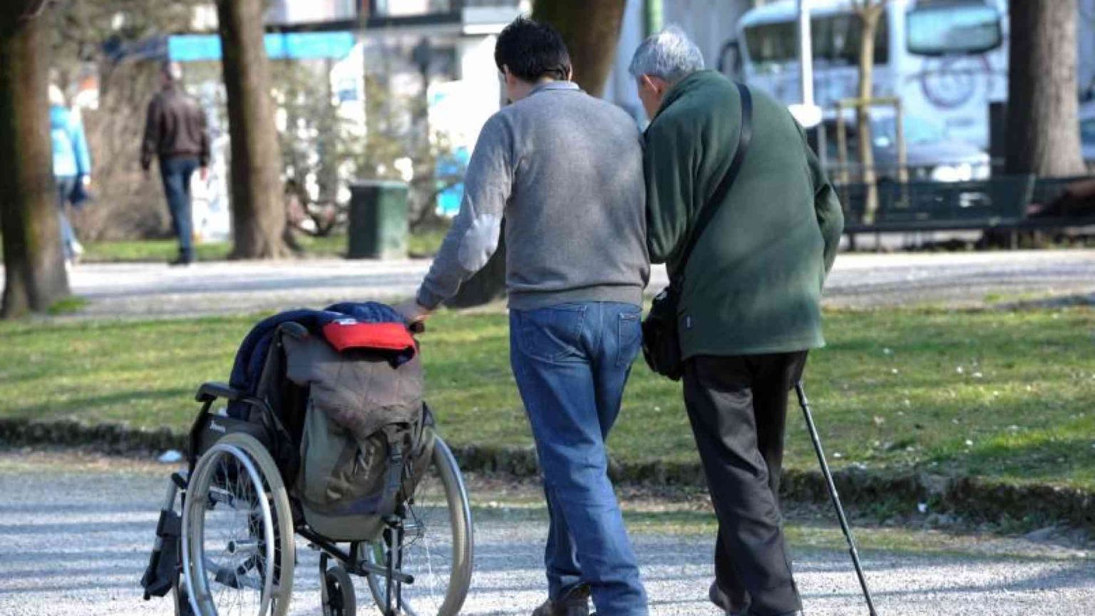 Le famiglie non bastano più, serve un nuovo welfare per anziani e disabili