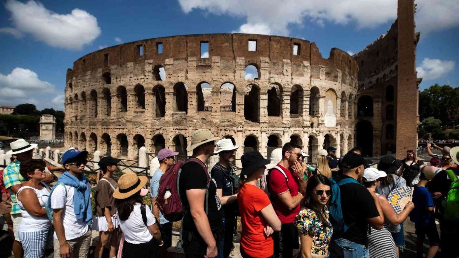 La spesa record dei turisti stranieri in Italia tiene a galla l'economia