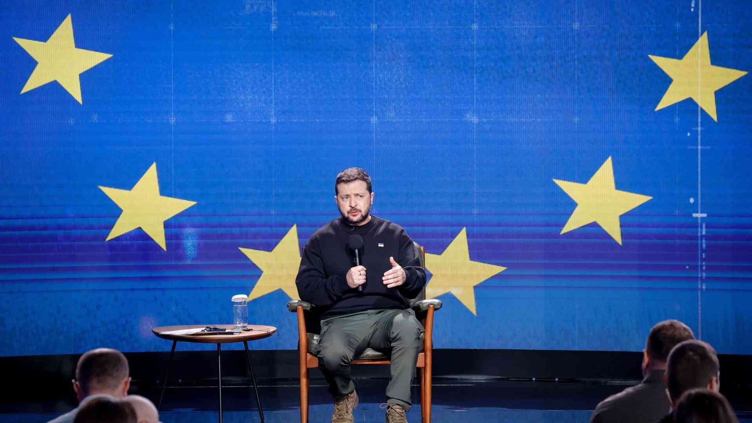 Zelensky: «L'esercito vuole mobilitare 500mila persone»