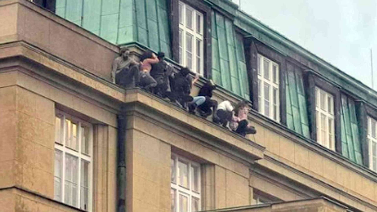 Spara dal tetto dell'Università di Praga, 15 morti e 24 feriti