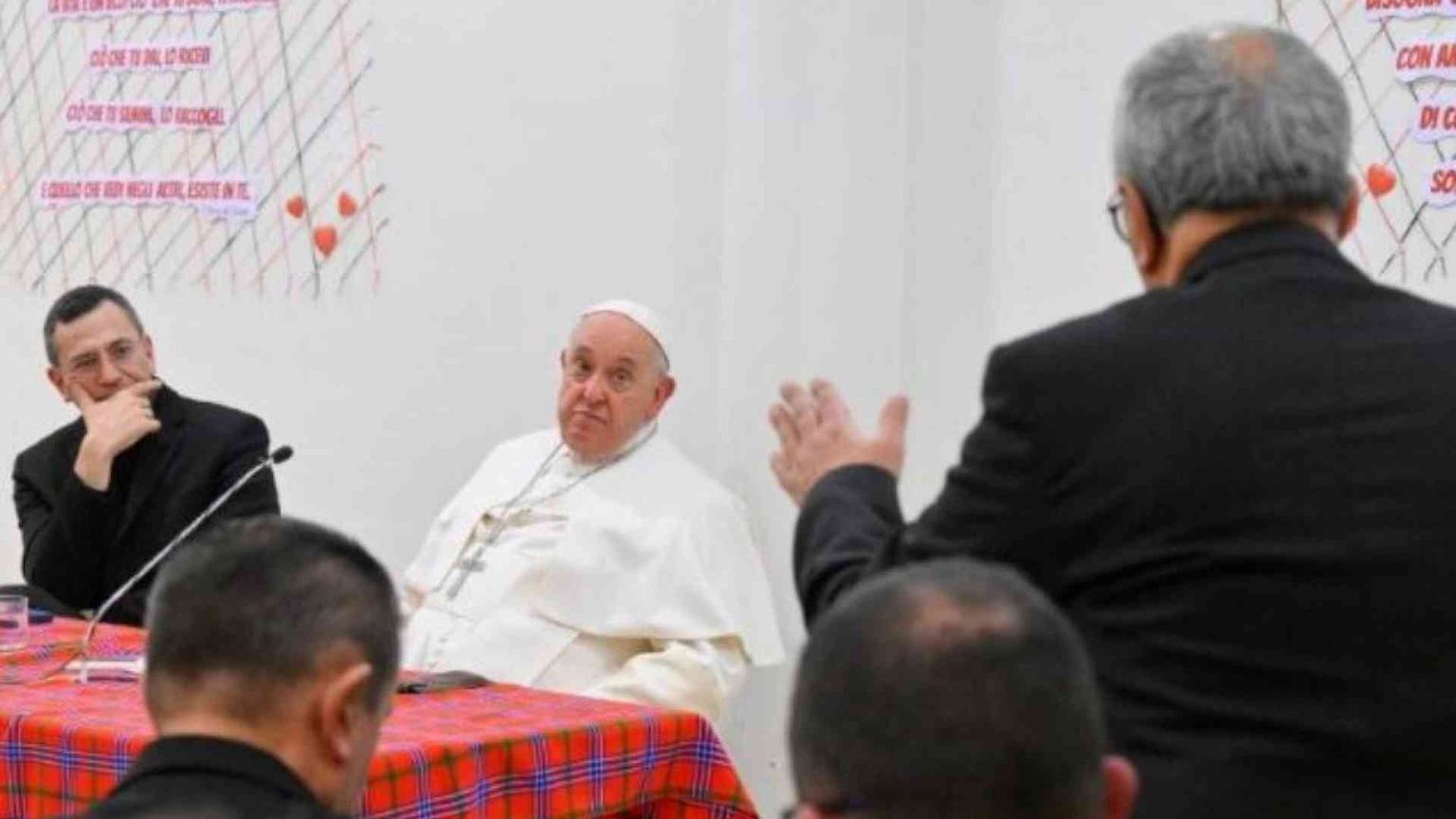 Papa in visita ad Acilia incontra i sacerdoti