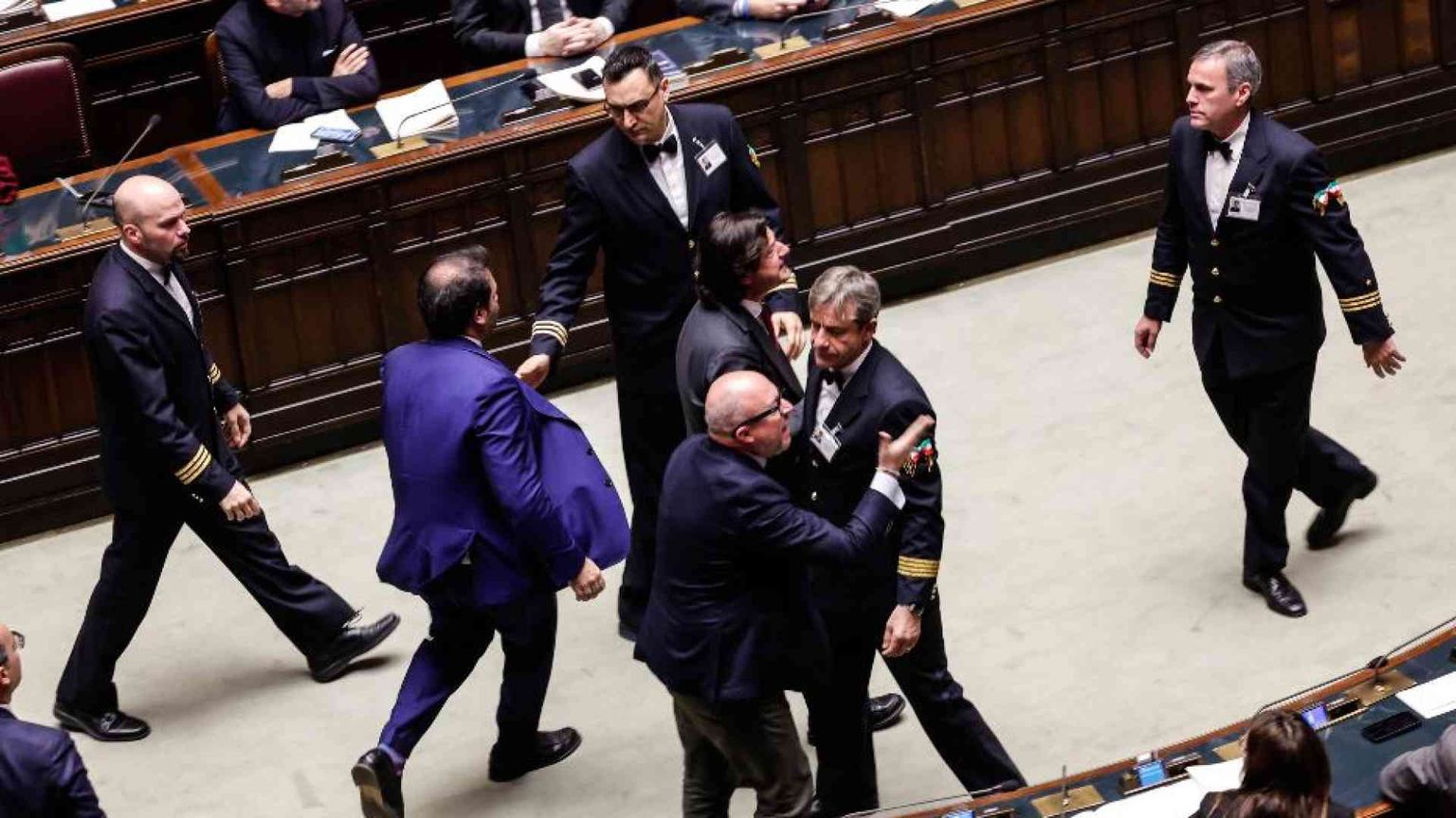 L'aula boccia la ratifica del Mes. E la maggioranza si divide