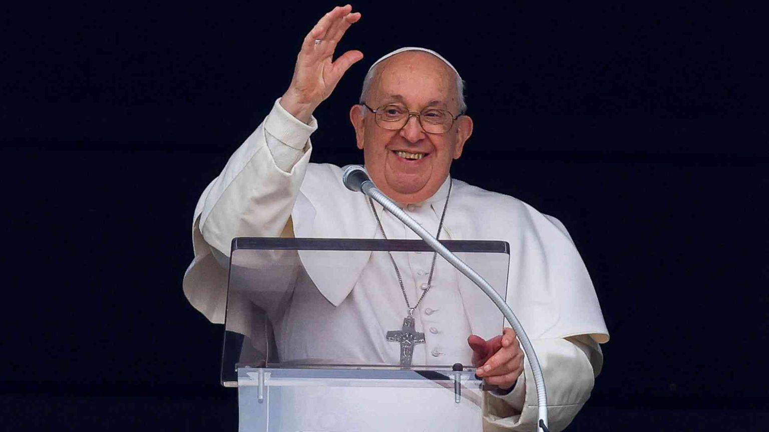 All'Angelus il Papa prega per la pace e per i perseguitati