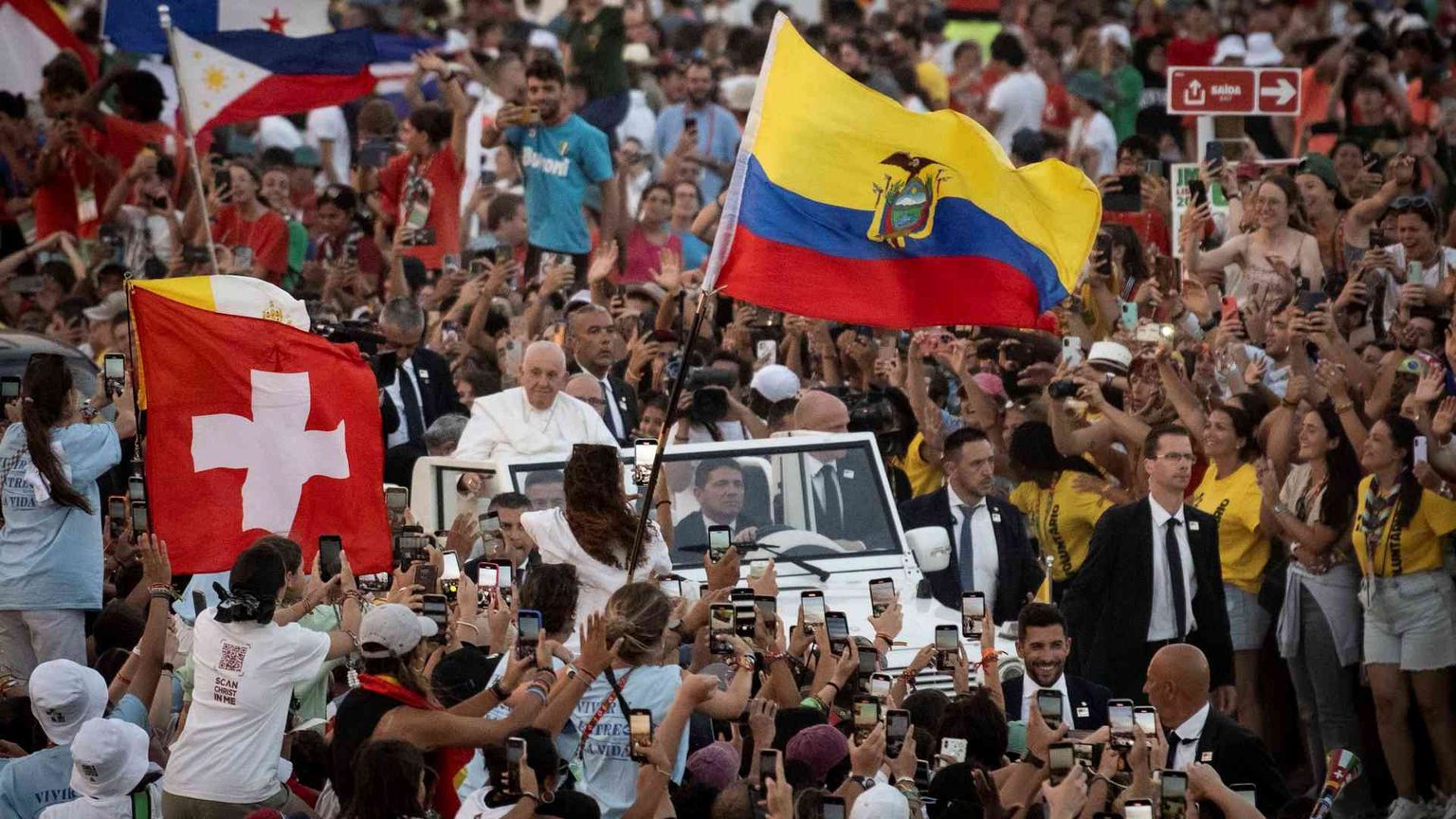 Un anno in 20 immagini, dai funerali di Benedetto alla sedia vuota del Nobel