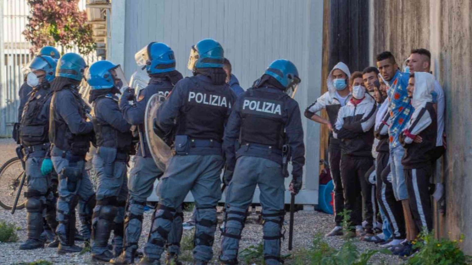 Fughe, rivolte e suicidi: il limbo dei migranti è a Gradisca