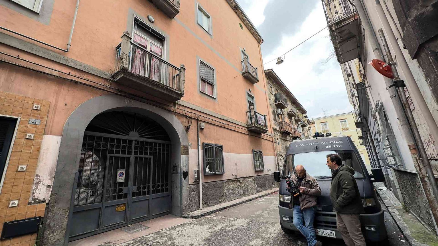 Uccisa ad Afragola, fermato un nipote. Il caso delle armi a Napoli