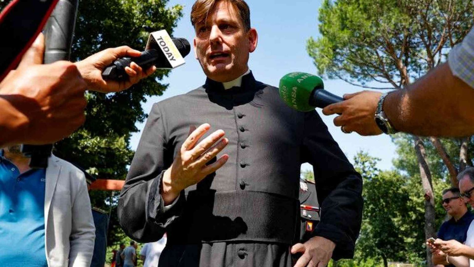 Rogo di cassonetti contro don Coluccia. Il prete: prego per loro