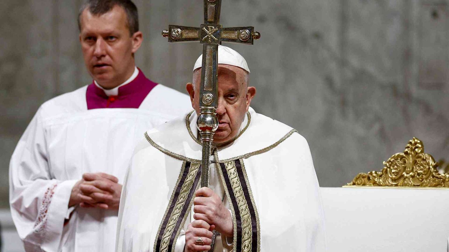 Il Papa: «Nei Magi vediamo gli smarriti che trovano Gesù»