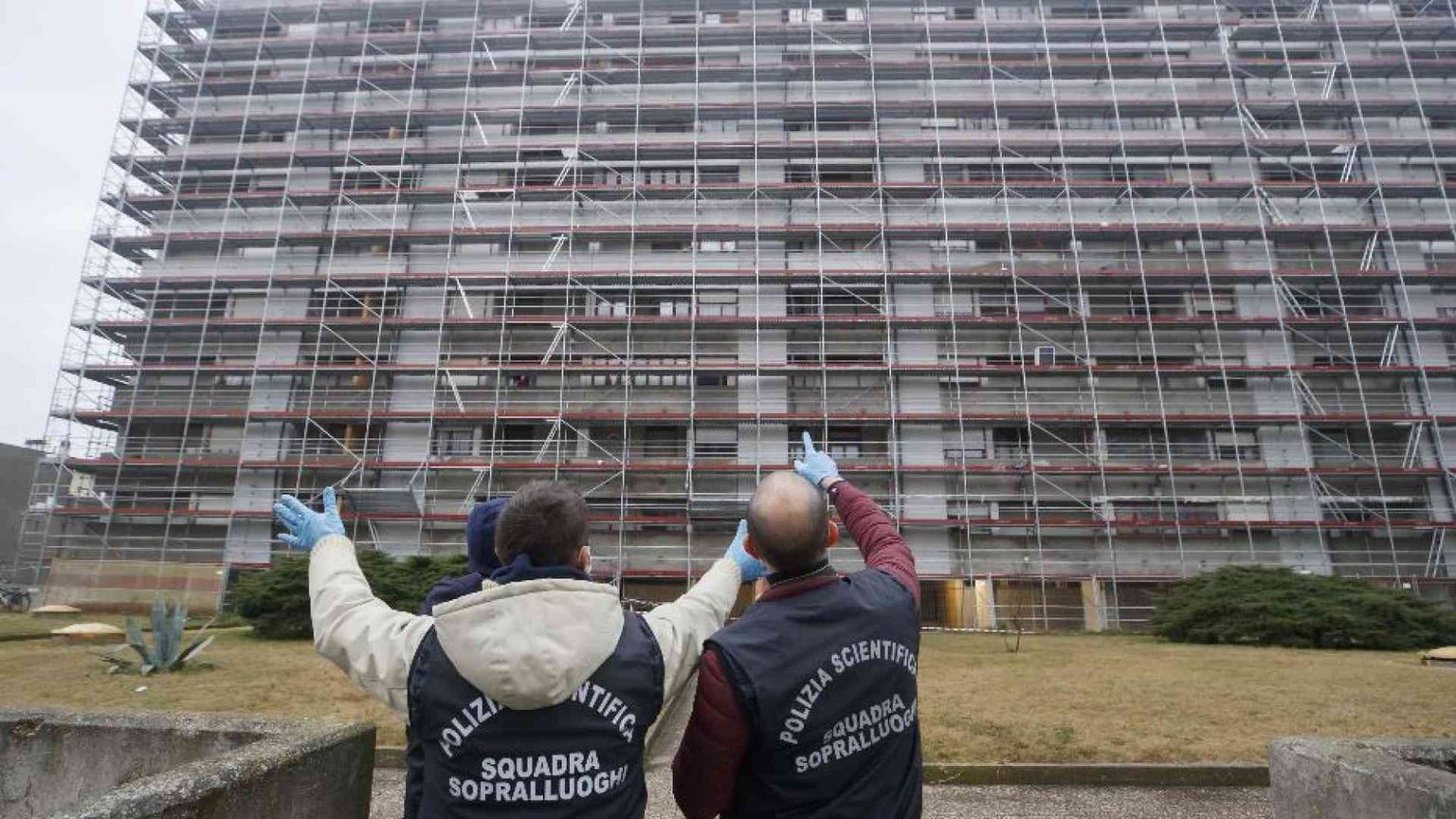 Il post, il volo dal nono piano, la morte della figlia. Ma Giulia era sola