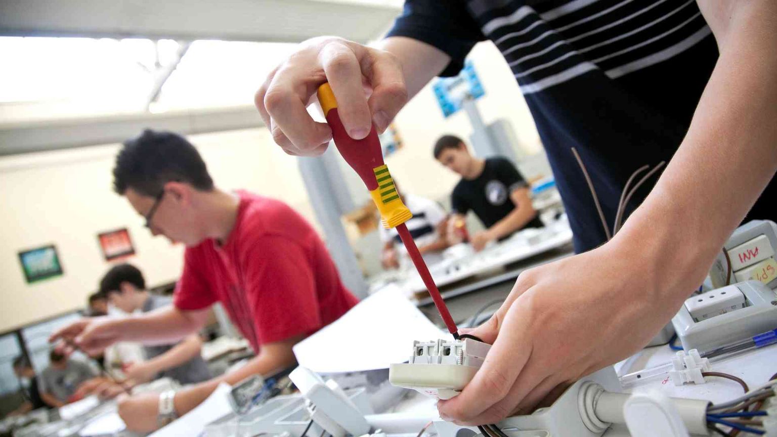 Apprendisti, giovani, al Sud: meno di 8 euro l'ora per 1,3 milioni di italiani