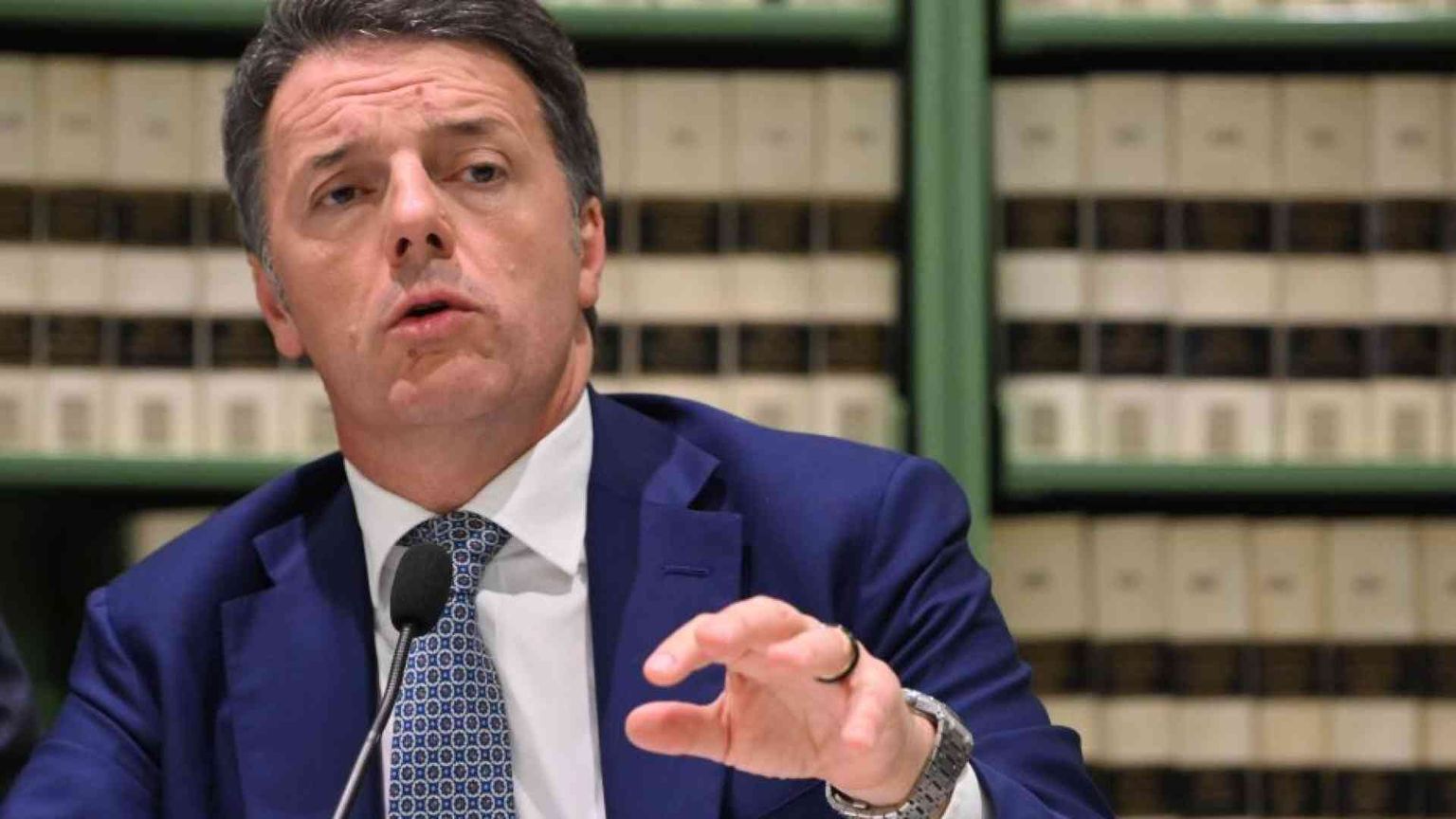 L'affondo di Renzi: «Insisto, Delmastro deve lasciare»