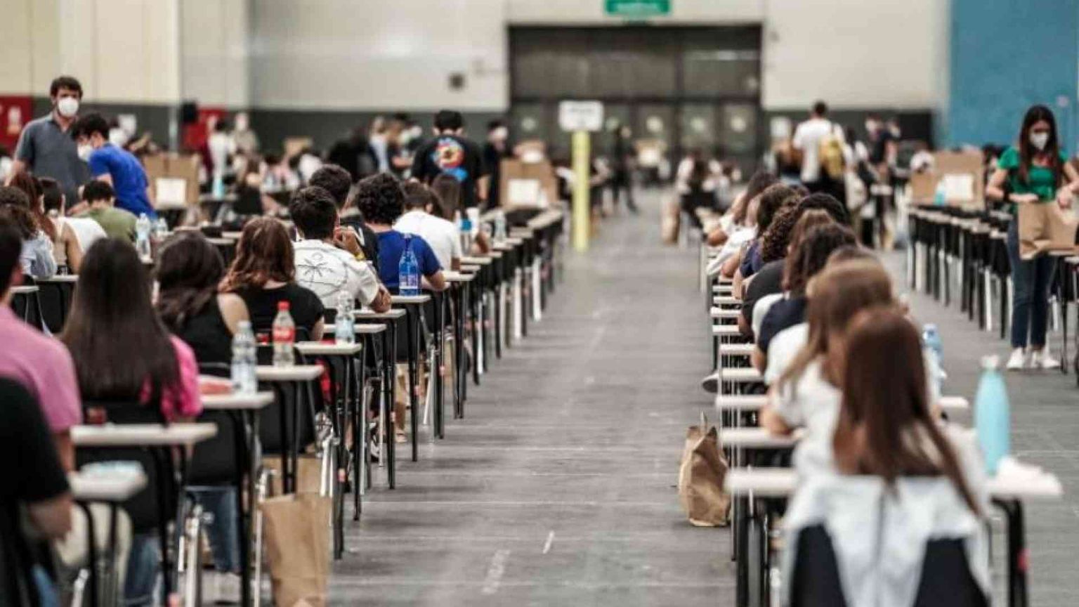 Firmato (e già scaduto) il contratto per la scuola: 124 euro in più ai docenti