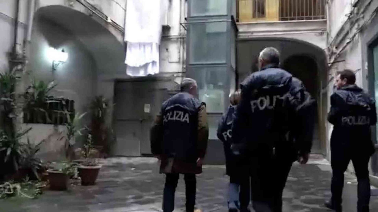 Napoli, nelle strade in cui si spara. E i genitori dicono ai figli: confessate