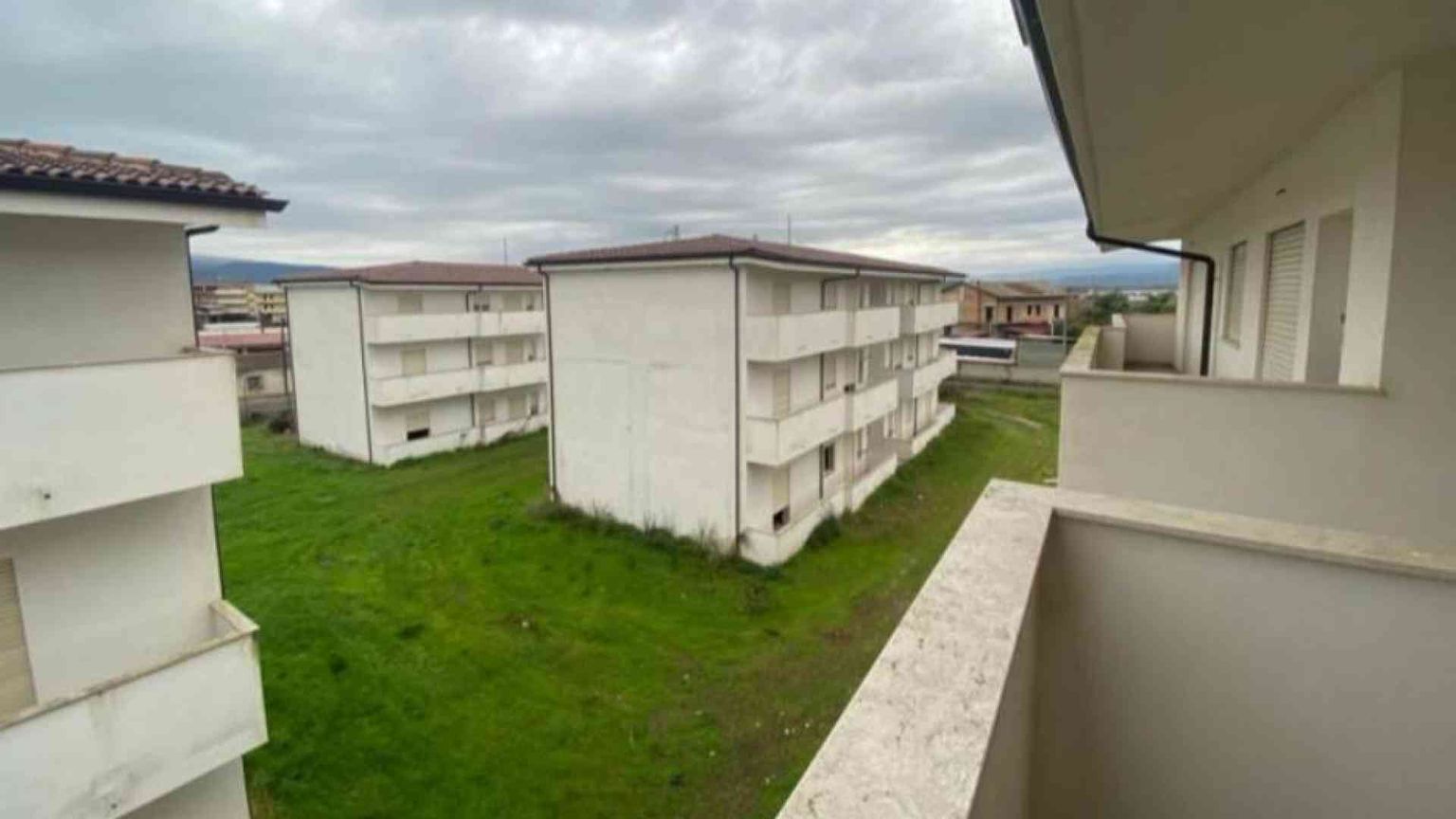 La beffa del villaggio milionario inutilizzato. E i braccianti nelle baracche